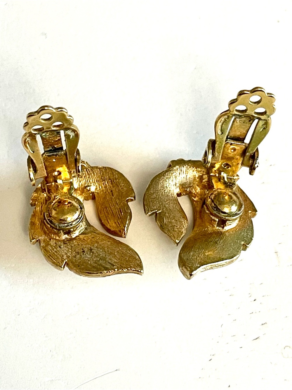 Vintage White Enamel Leaf Gold Tone Clip On Earrings Textured Retro Shabby Chic - Picture 6 of 8